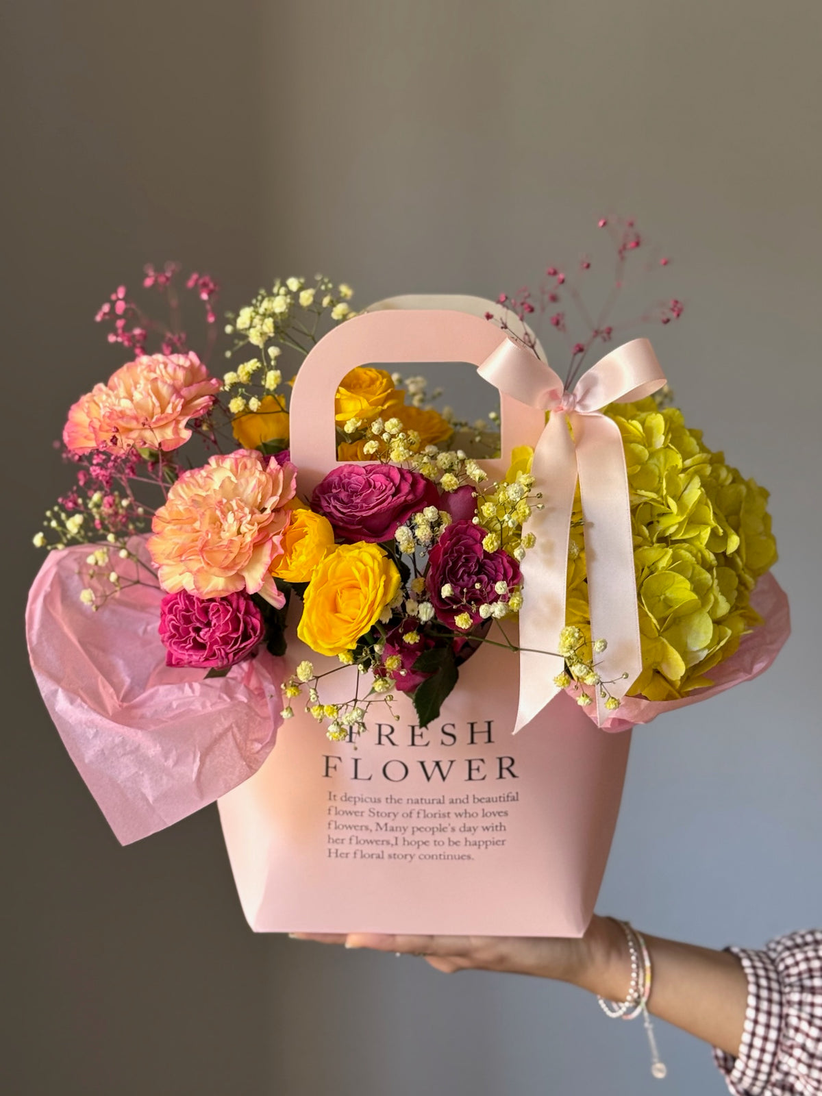     Aranjament floral Lemon Sorbet cu hortensie galbenă, trandafiri și flori colorate.