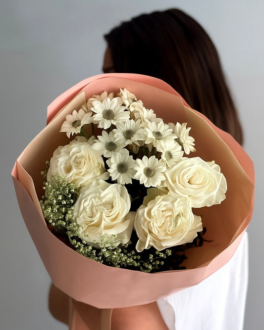 Peach Foam - Buchet de flori cu trandafiri albi și crizanteme