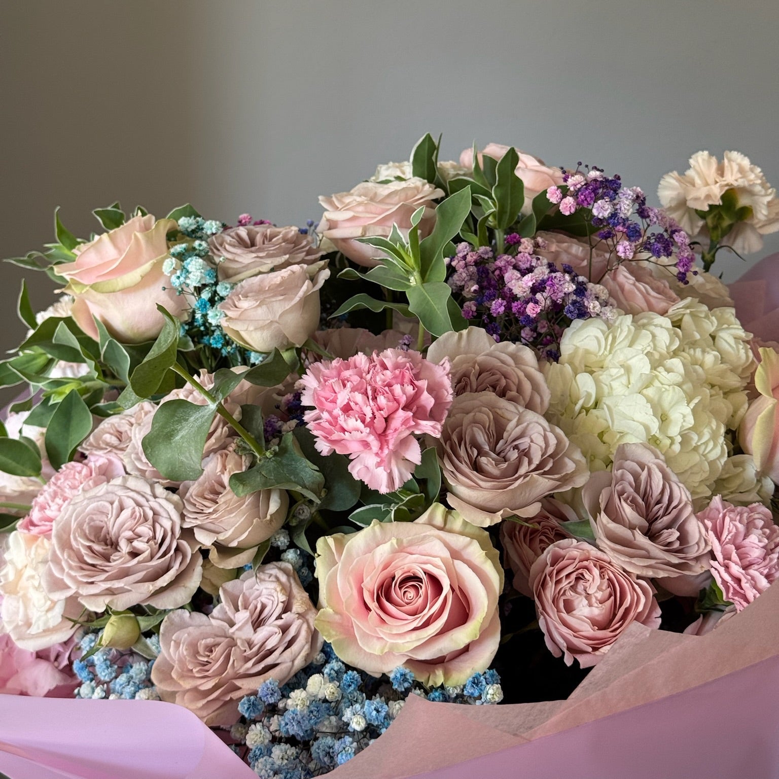 Buchet Lilac Dreams romantic în tonuri de roz și lila pentru ocazii speciale