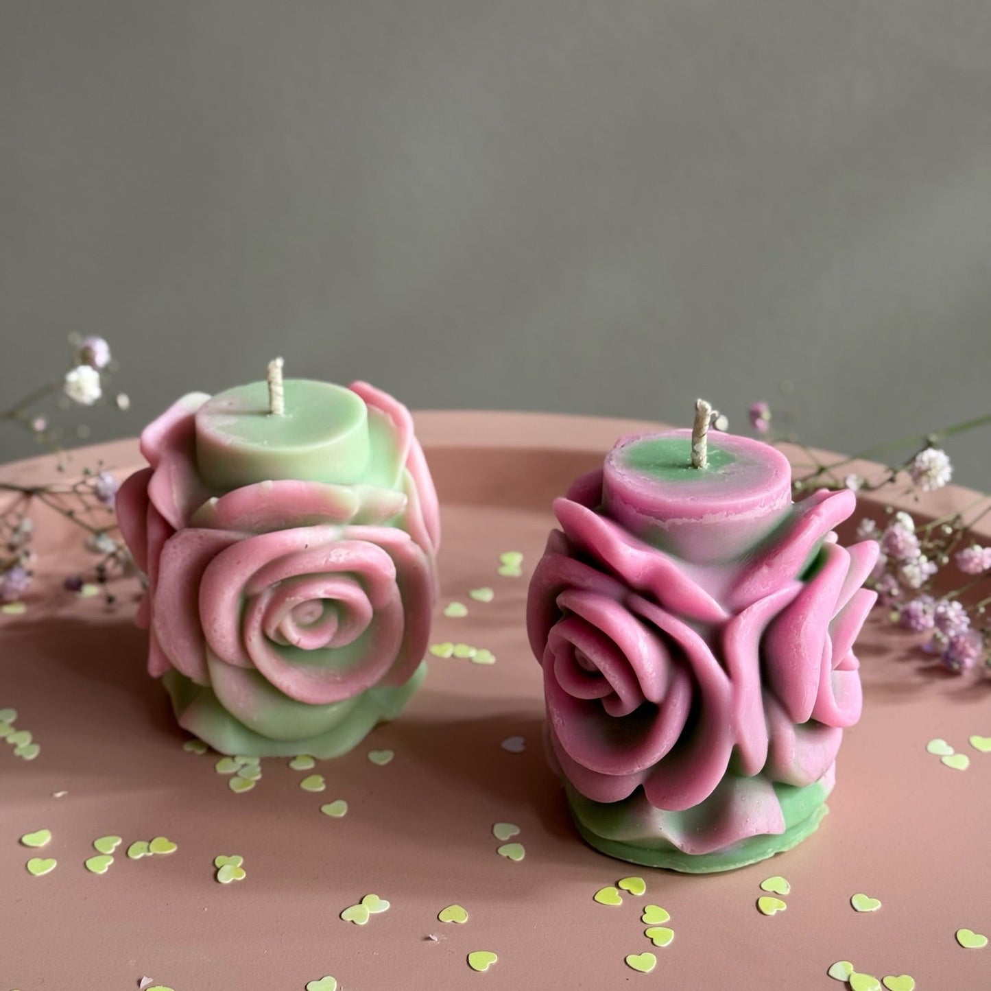 Lumânare Rose Quartz în formă de trandafir – 220g de ceară naturală, Roses & More