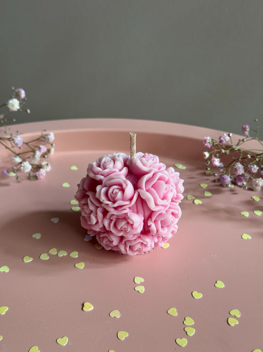Lumânare Bloom Ball roz în formă de sferă cu flori sculptate, Roses & More