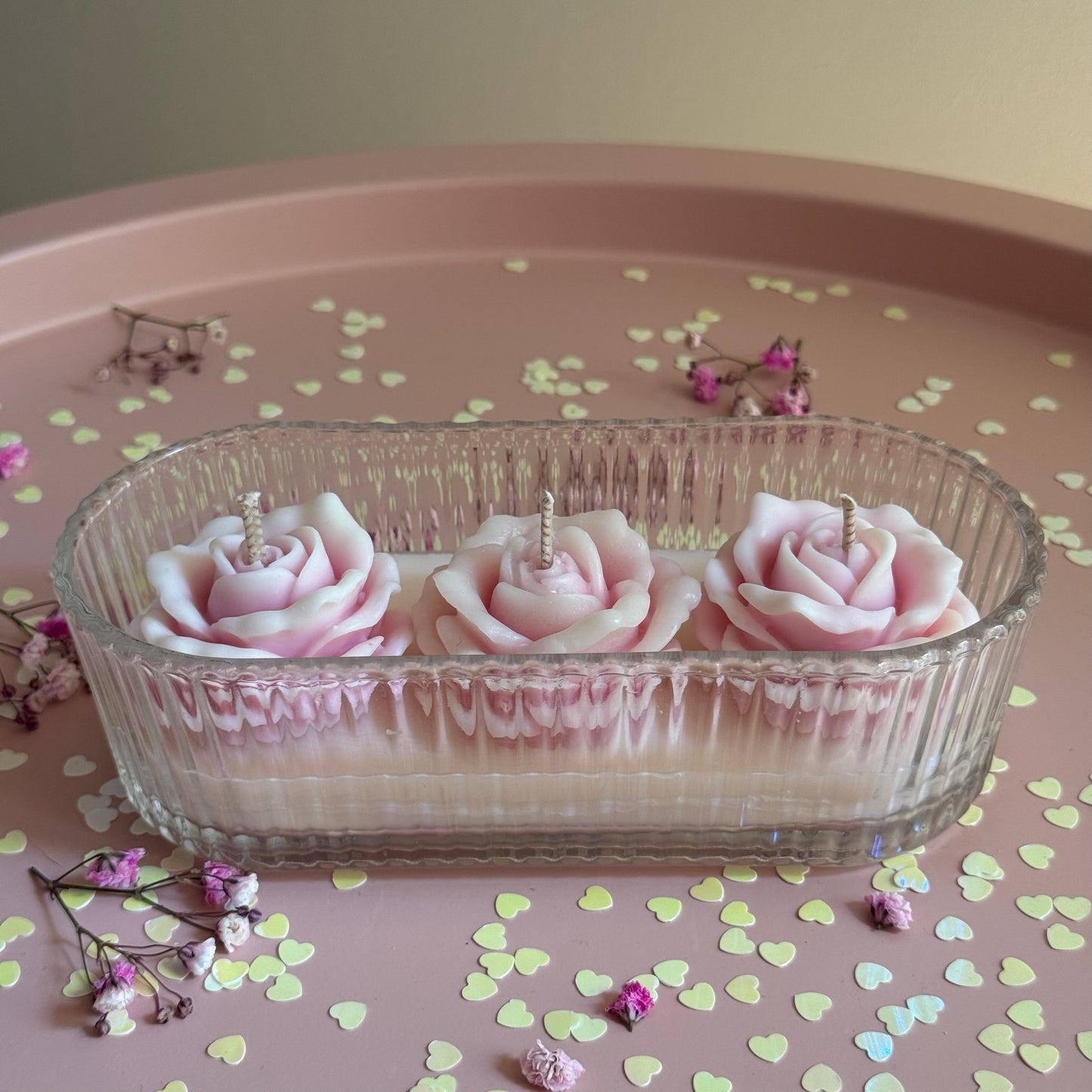 Lumanare parfumata cu trandafiri in suport de sticla