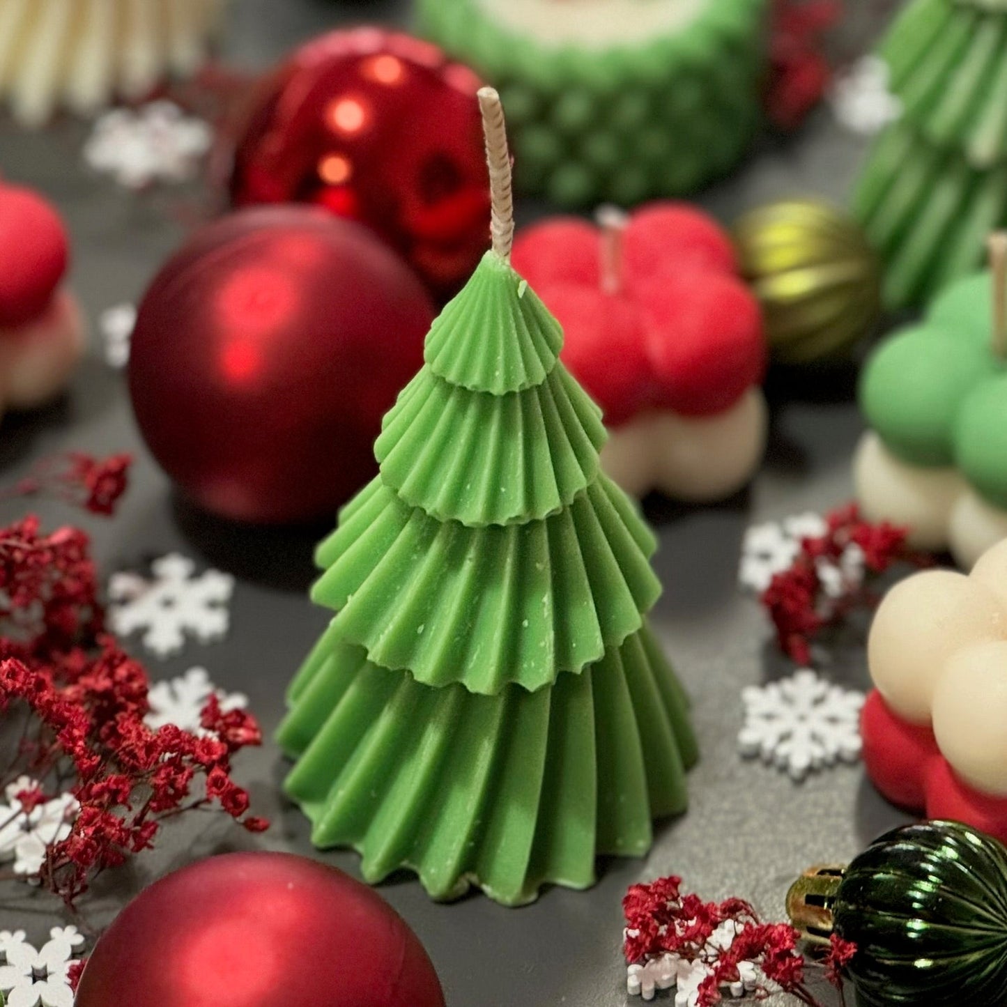 Lumânare Little Christmas Tree în formă de brad de Crăciun din ceară naturală de soia cu aromă Christmas Morning