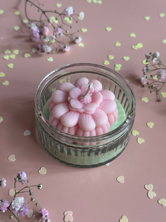 Lumânare Flower Bloom în formă florală – parfum delicat și design elegant, Roses & More