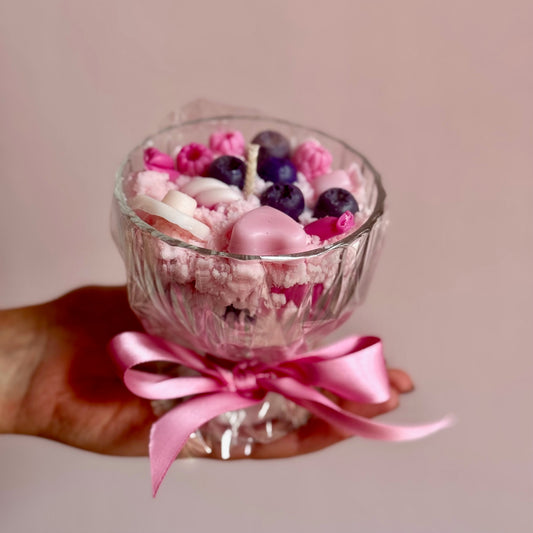 Lumânare Frosted Berry Dream – design de înghețată cu bomboane parfumate, Roses & More