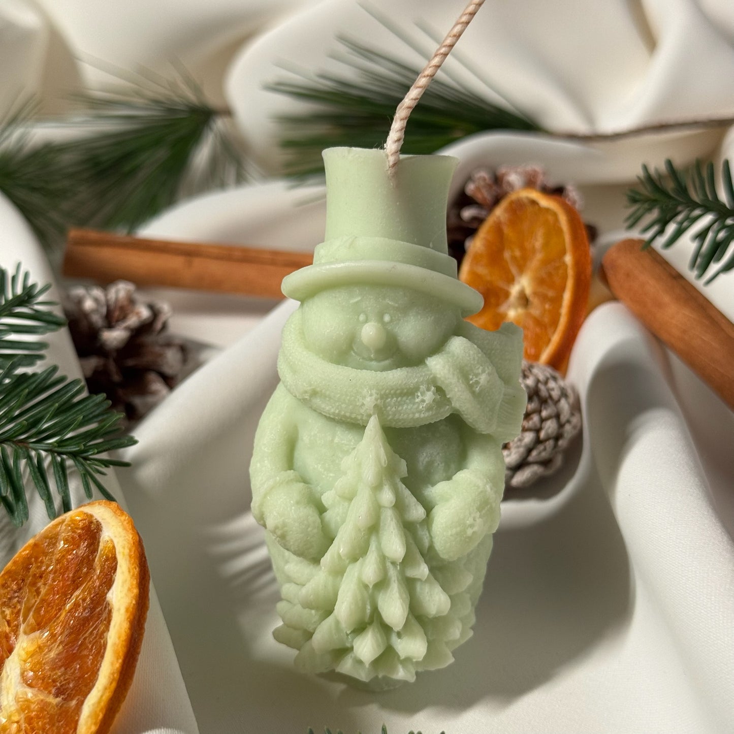 Lumânare Frosty în formă de om de zăpadă și brad, realizată din ceară naturală de soia