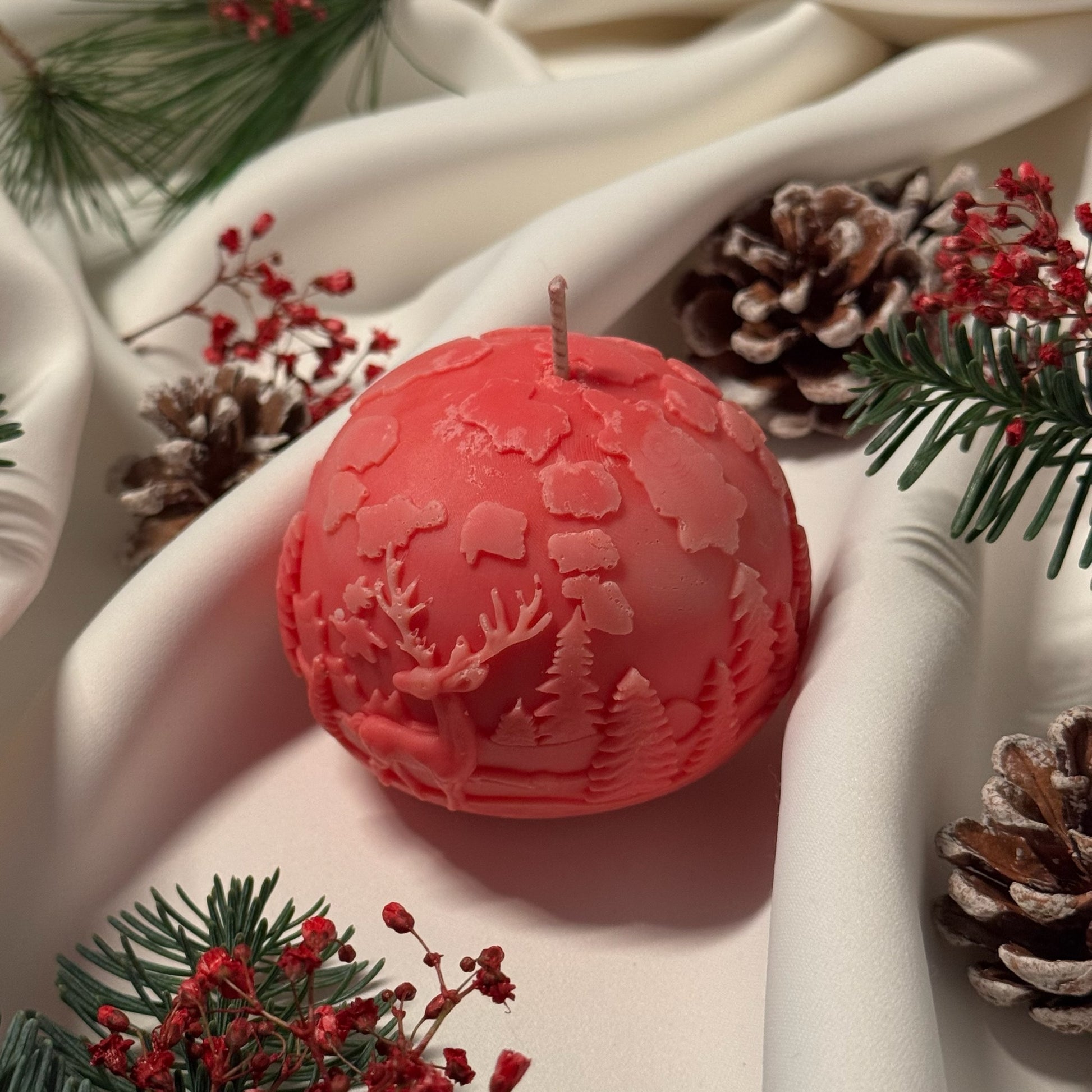 Lumânare în formă de glob roșu din ceară de soia cu aromă Christmas Morning