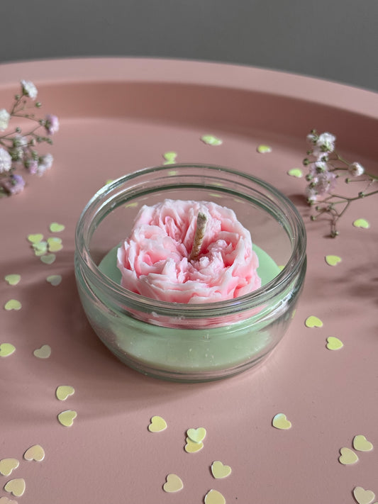 Lumânare Rose Bloom cu formă florală și parfum delicat de trandafiri, Roses & More