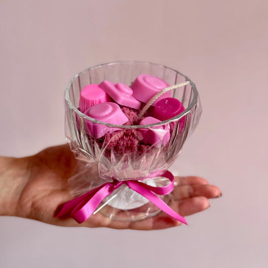 Sweet Ruby Fantasy – lumânare cu parfum de zmeură și decor de desert, Roses & More
