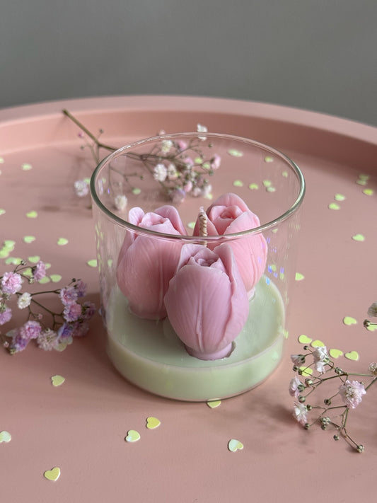Lumânare Tulip Kiss cu trei lalele din ceară în pahar de sticlă, Roses & More