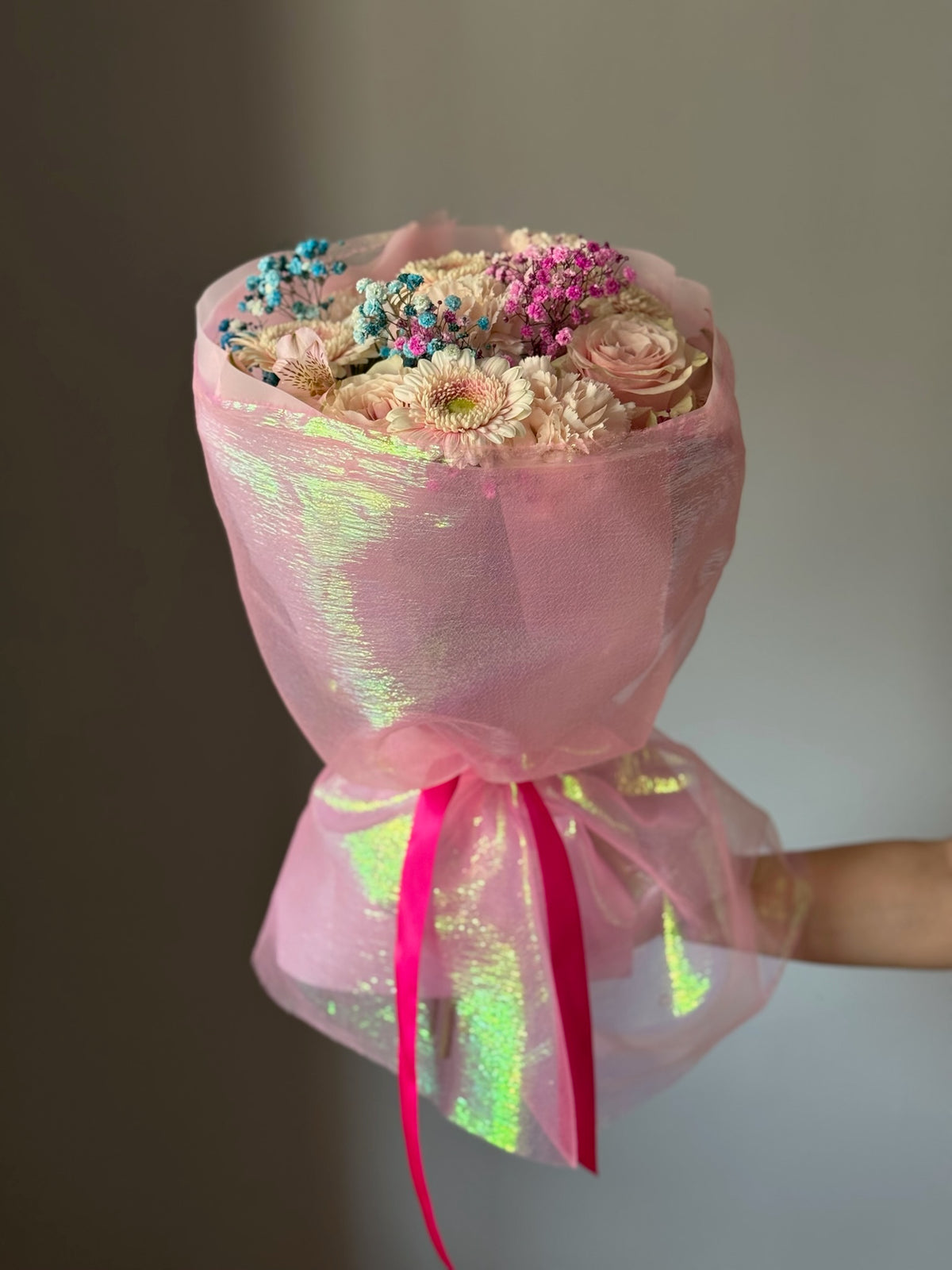 Buchet roz pudrat cu ambalaj din material cu efect mermaid
