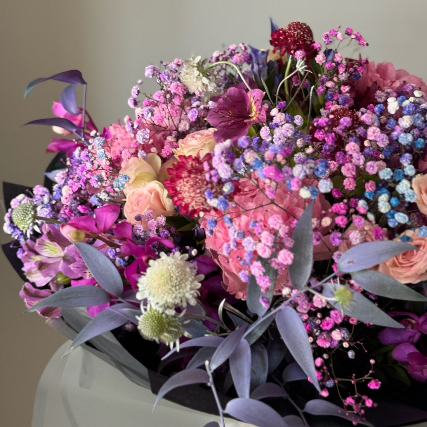 Buchet mare de flori in nuante electrice