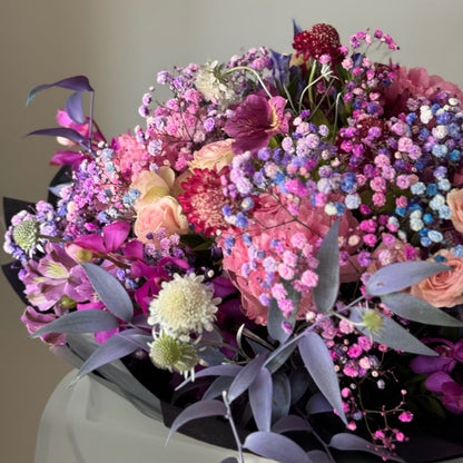 Buchet mare de flori in nuante electrice