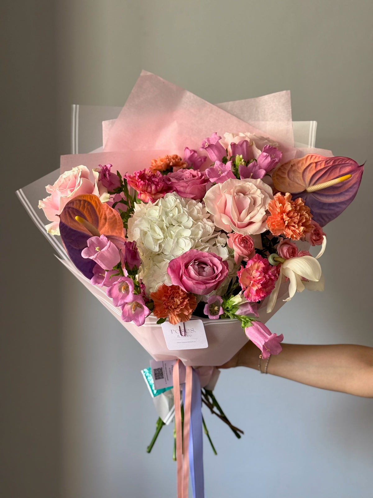 Midnight Pink buchet special cu anthurium, trandafiri și flori colorate
