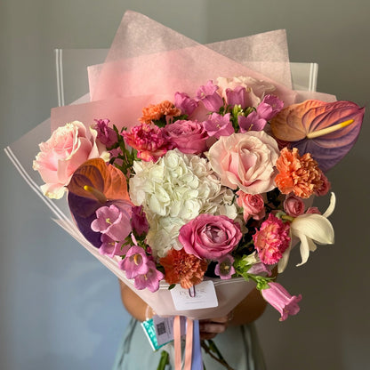 Midnight Pink buchet colorat în nuanțe de roz, portocaliu și fucsia