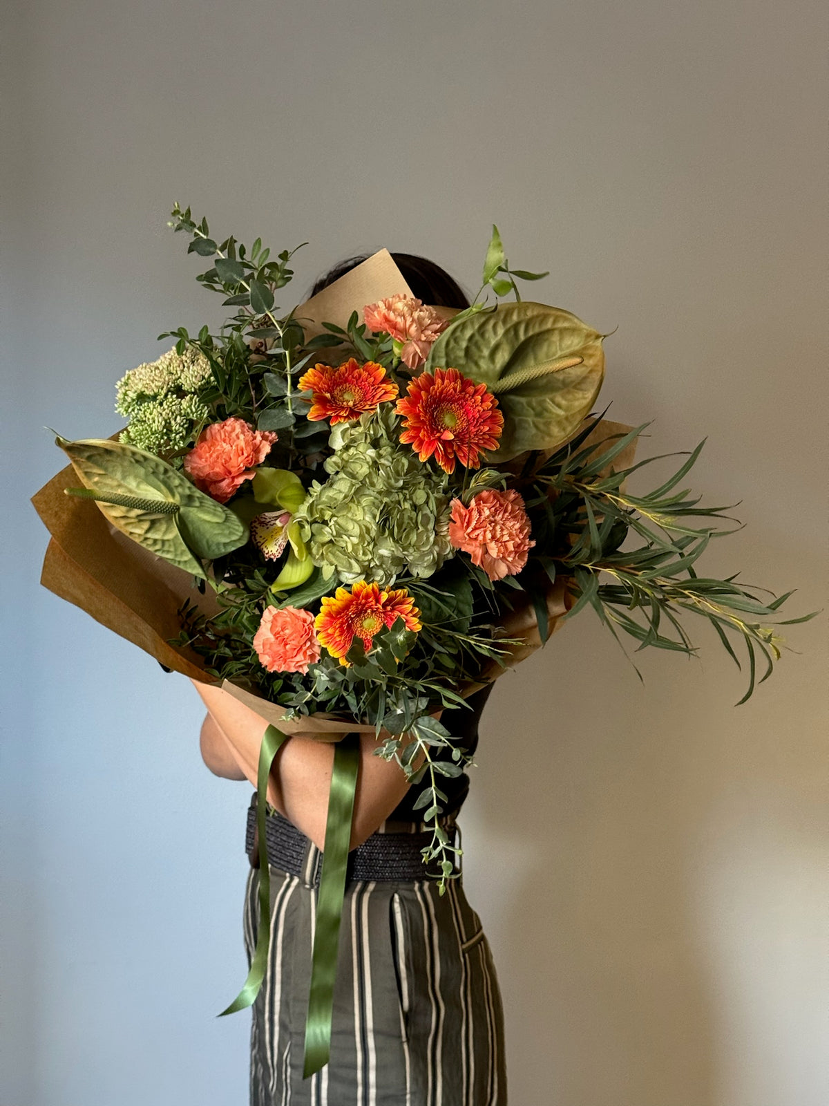     Buchet de flori portocalii Orange Garden realizat de Roses & More.