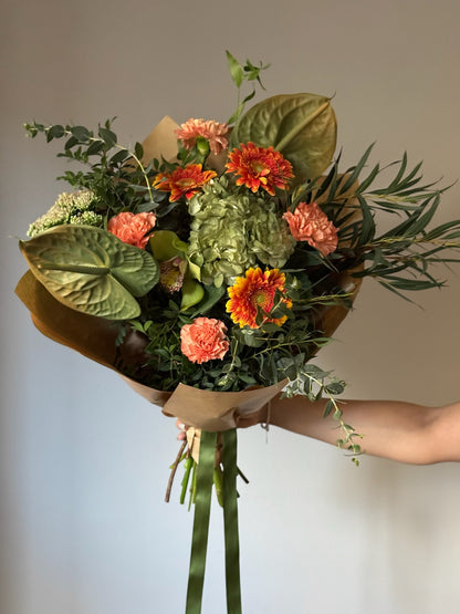     Orange Garden, buchet bogat în nuanțe de portocaliu cu ambalaj special.