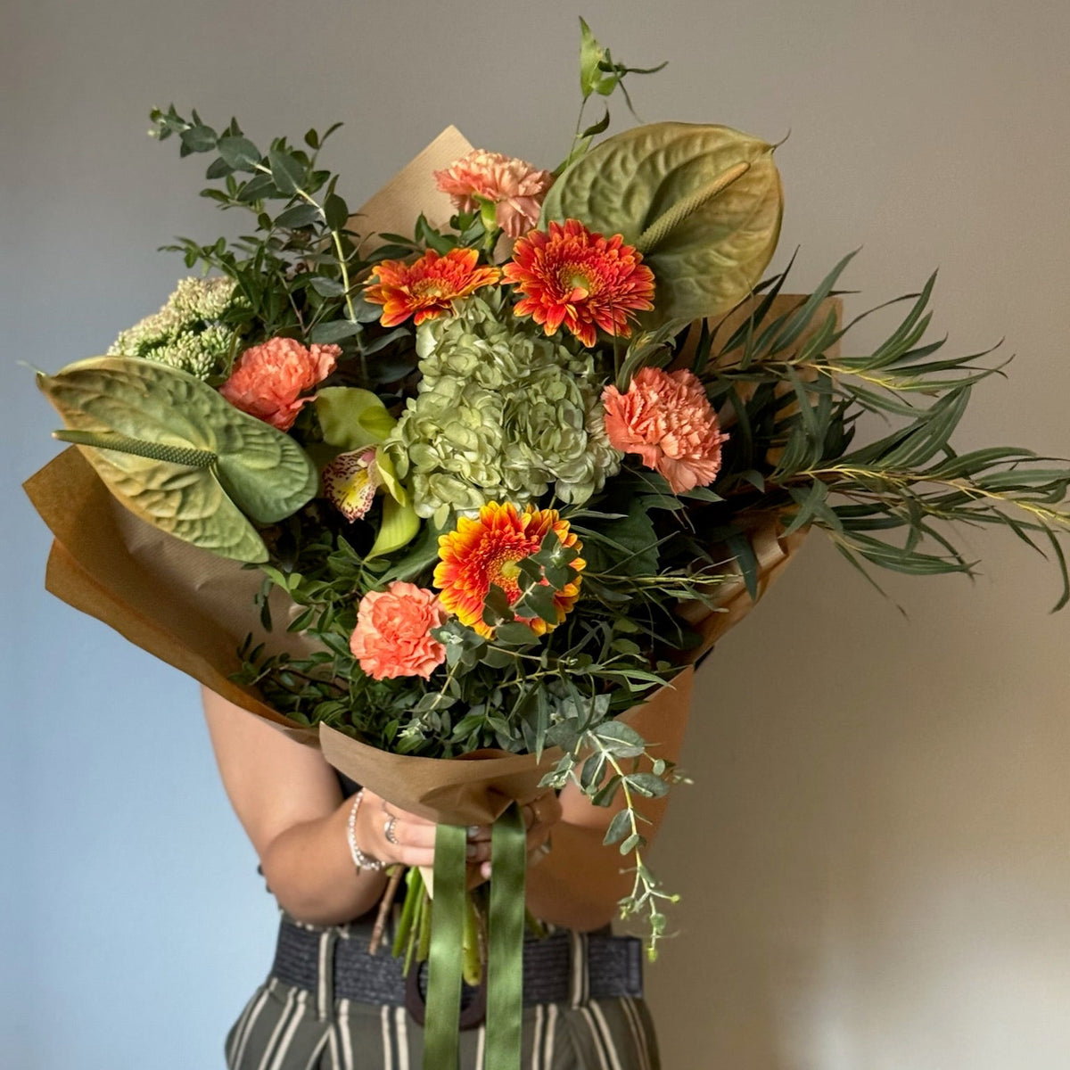     Buchet portocaliu Orange Garden cu flori de toamnă și verdeață.