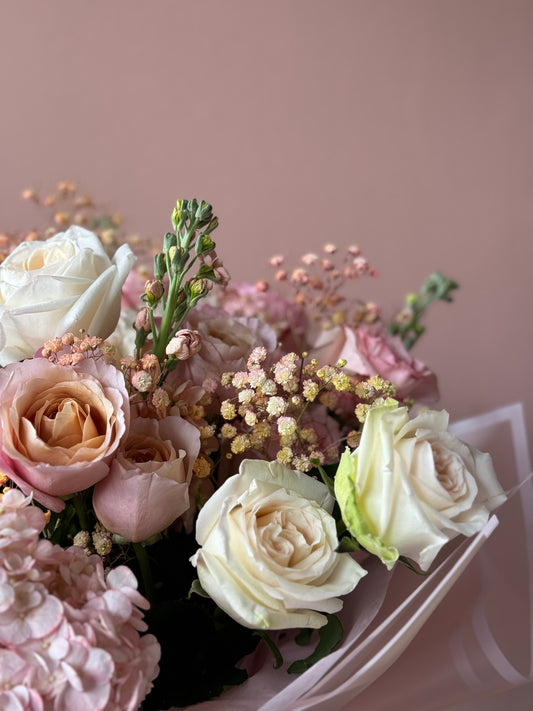 Detaliu buchet Pastel Harmony – nuanțe de crem, roz pudrat și lavandă, Roses & More