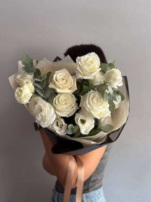 Buchet funerar cu trandafiri albi