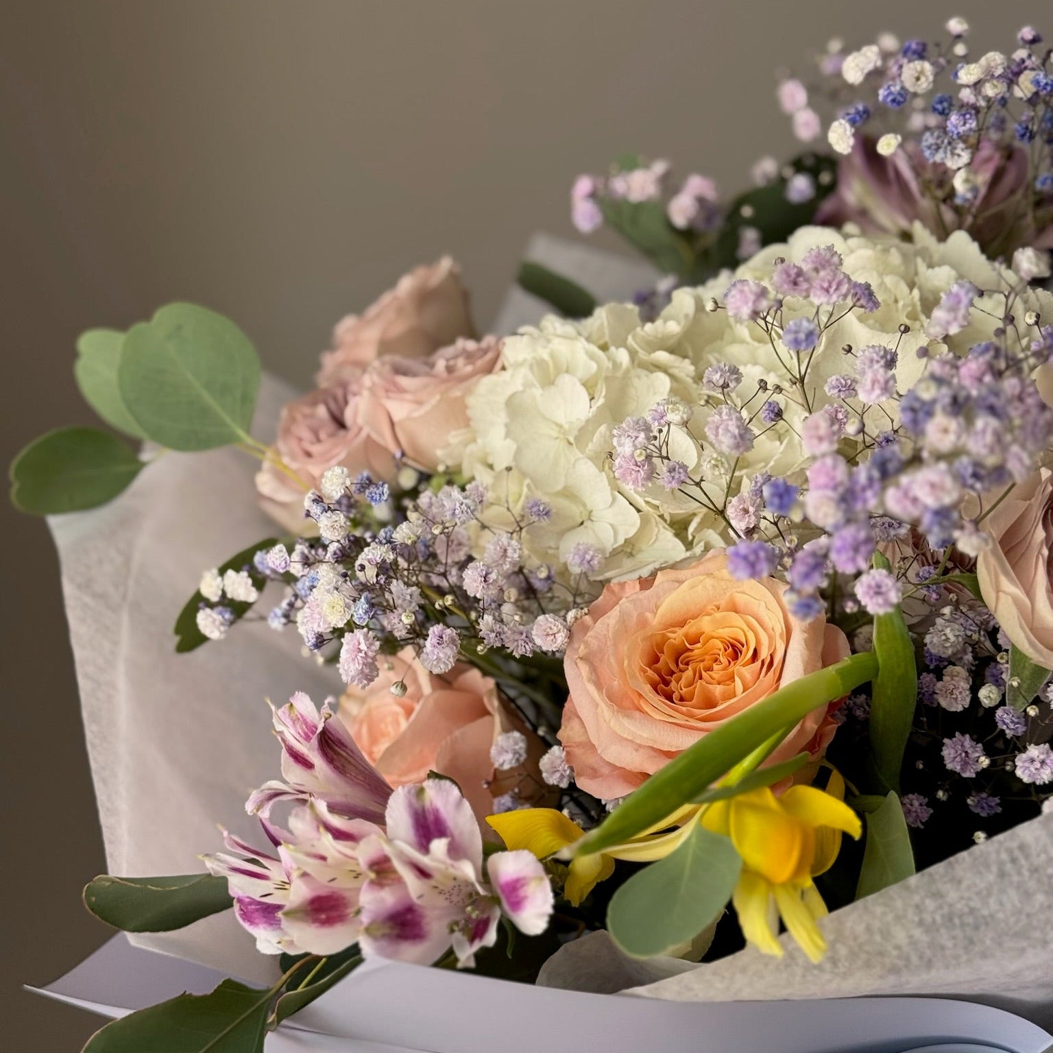 Buchet Peach Lilac Dream cu flori pastelate și un mix elegant de trandafiri, alstroemeria și hortensie
