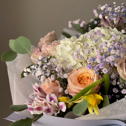 Buchet Peach Lilac Dream cu flori pastelate și un mix elegant de trandafiri, alstroemeria și hortensie