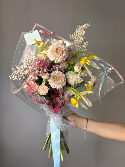 Buchet delicat Petal Whisper în nuanțe pastelate, cu ambalaj textil