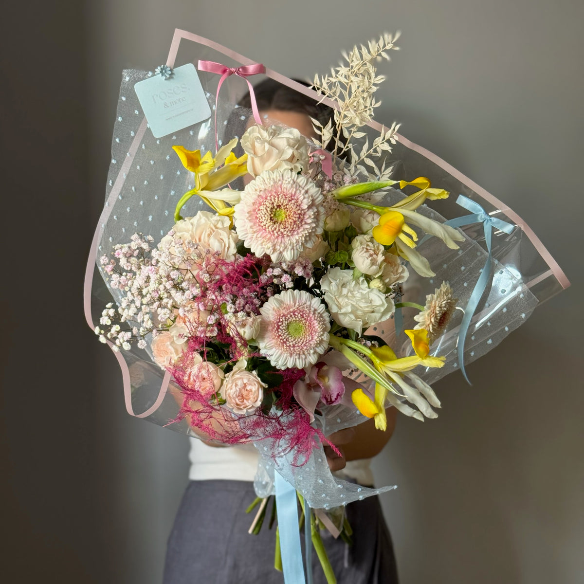 Buchet Petal Whisper cu mix de flori pastelate și ambalaj din material special