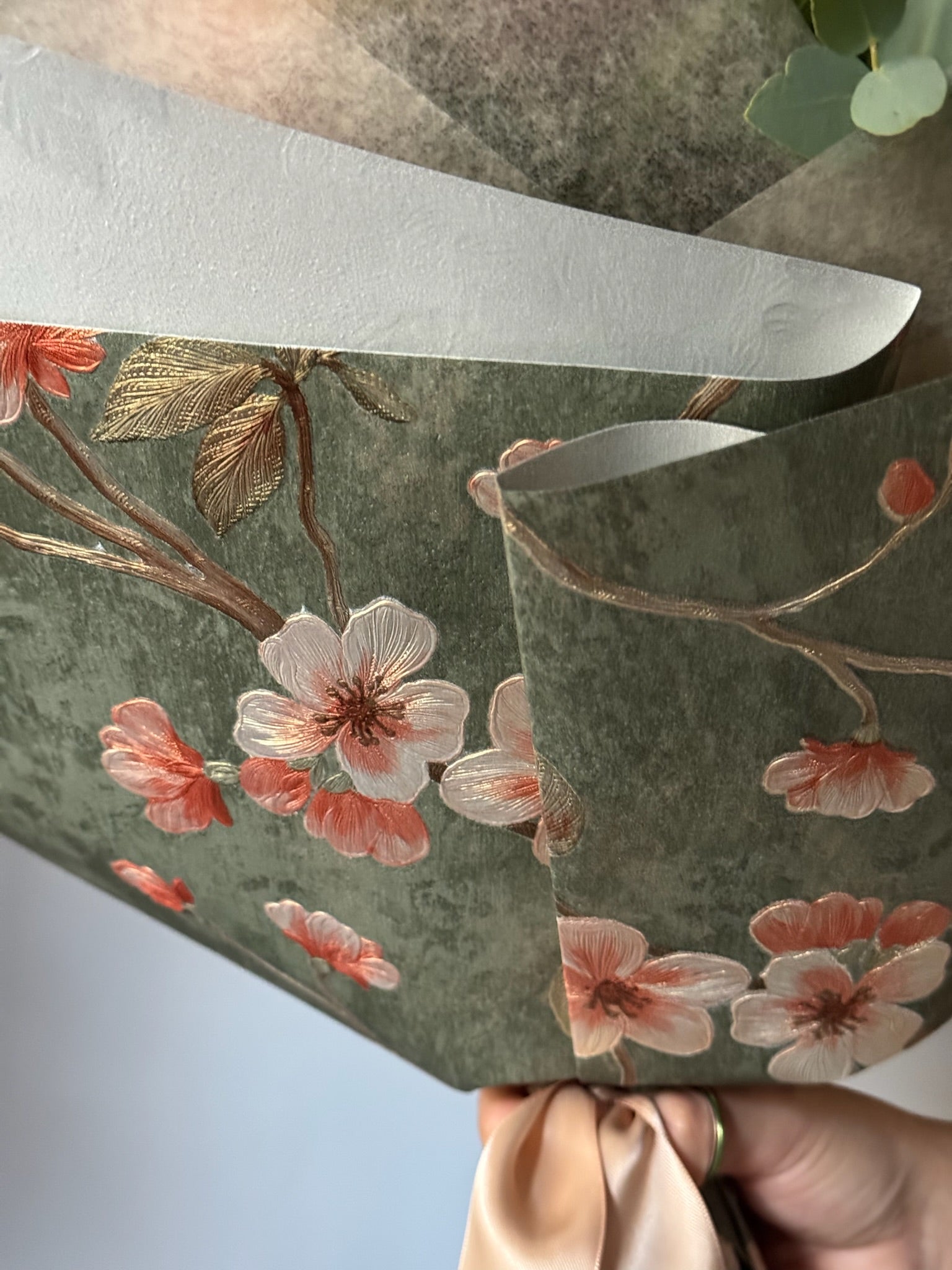 Buchet elegant Pieces of Blossom cu flori delicate și ambalaj special