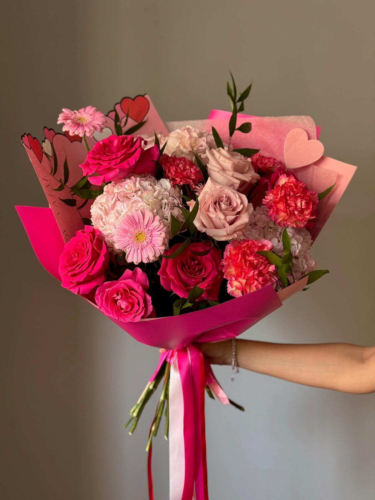 Buchet Pink Crush cu hortensii, gerbera, garoafe și trandafiri roz