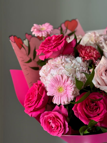 Pink Crush buchet roz și fucsia cu ambalaj special cu inimioare