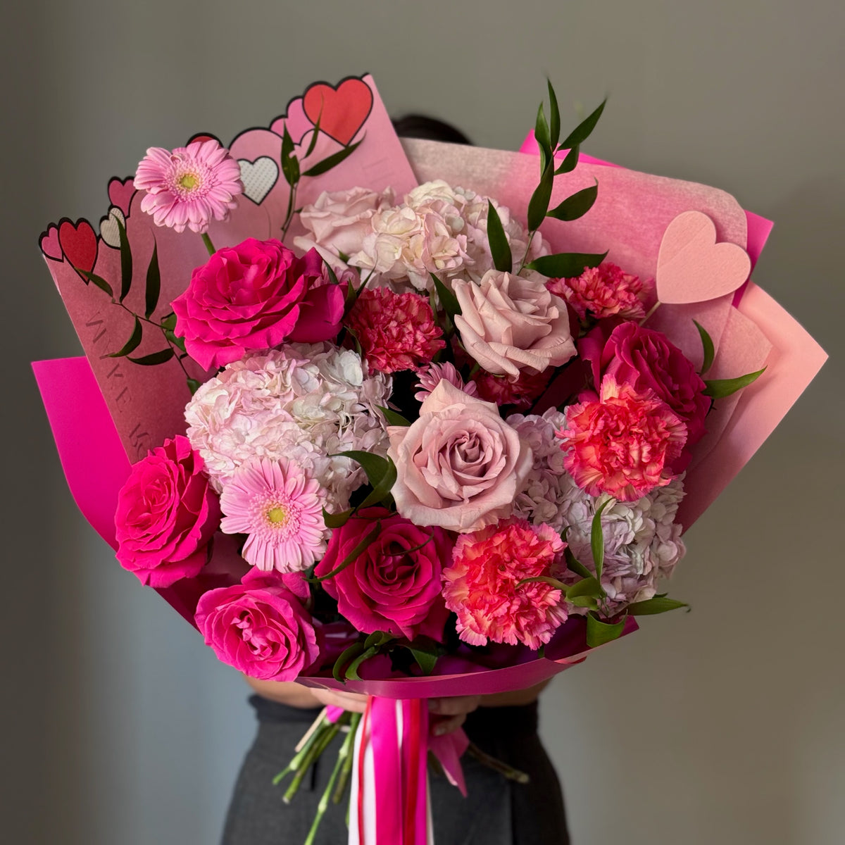 Pink Crush buchet roz și fucsia cu trandafiri și ambalaj cu inimioare