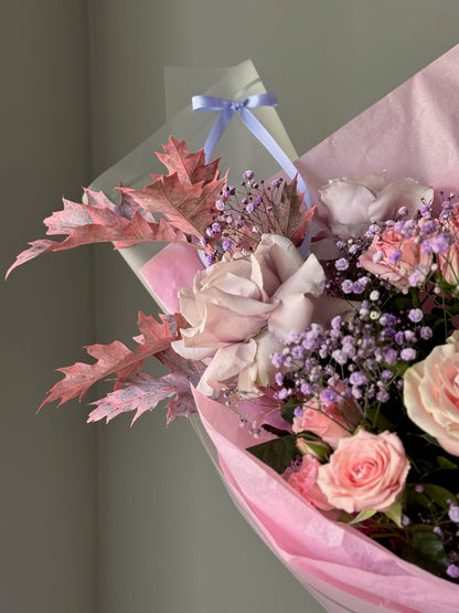    Pink Dilemma, buchet delicat cu trandafiri, gypsophila și ambalaj elegant.