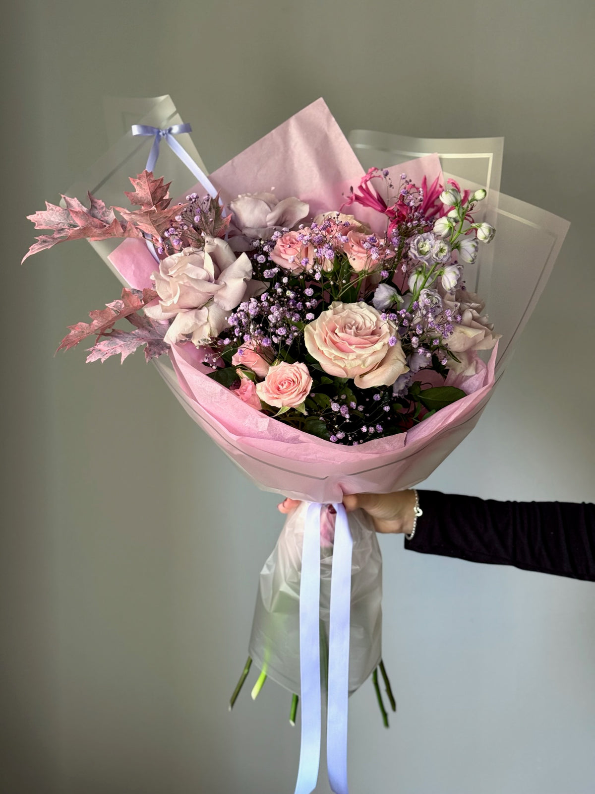     Buchet roz și lila Pink Dilemma cu trandafiri, gypsophila și frunze vopsite.
