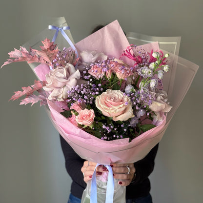     Buchet Pink Dilemma în nuanțe de roz și lila cu trandafiri și gypsophila.