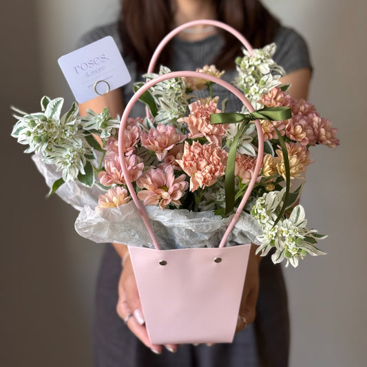 Aranjament floral cu crizanteme și verdeață în cutie roz