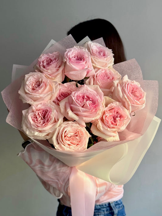 Buchet de flori cu trandafiri de grădină parfumați roz