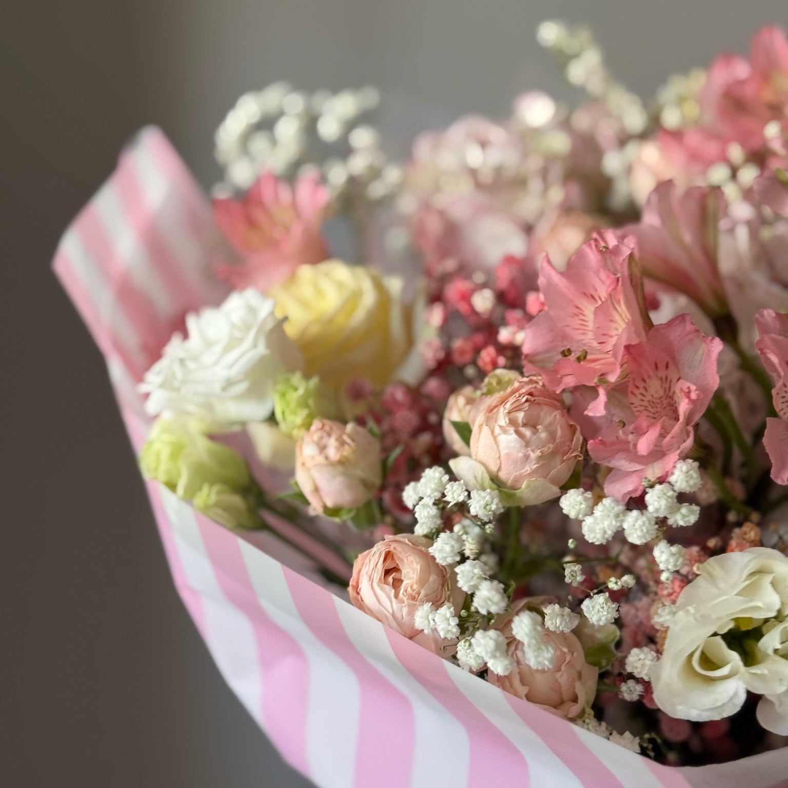 Buchet Pink Stripe Love romantic în nuanțe de roz și alb, cu ambalaj special cu dungi