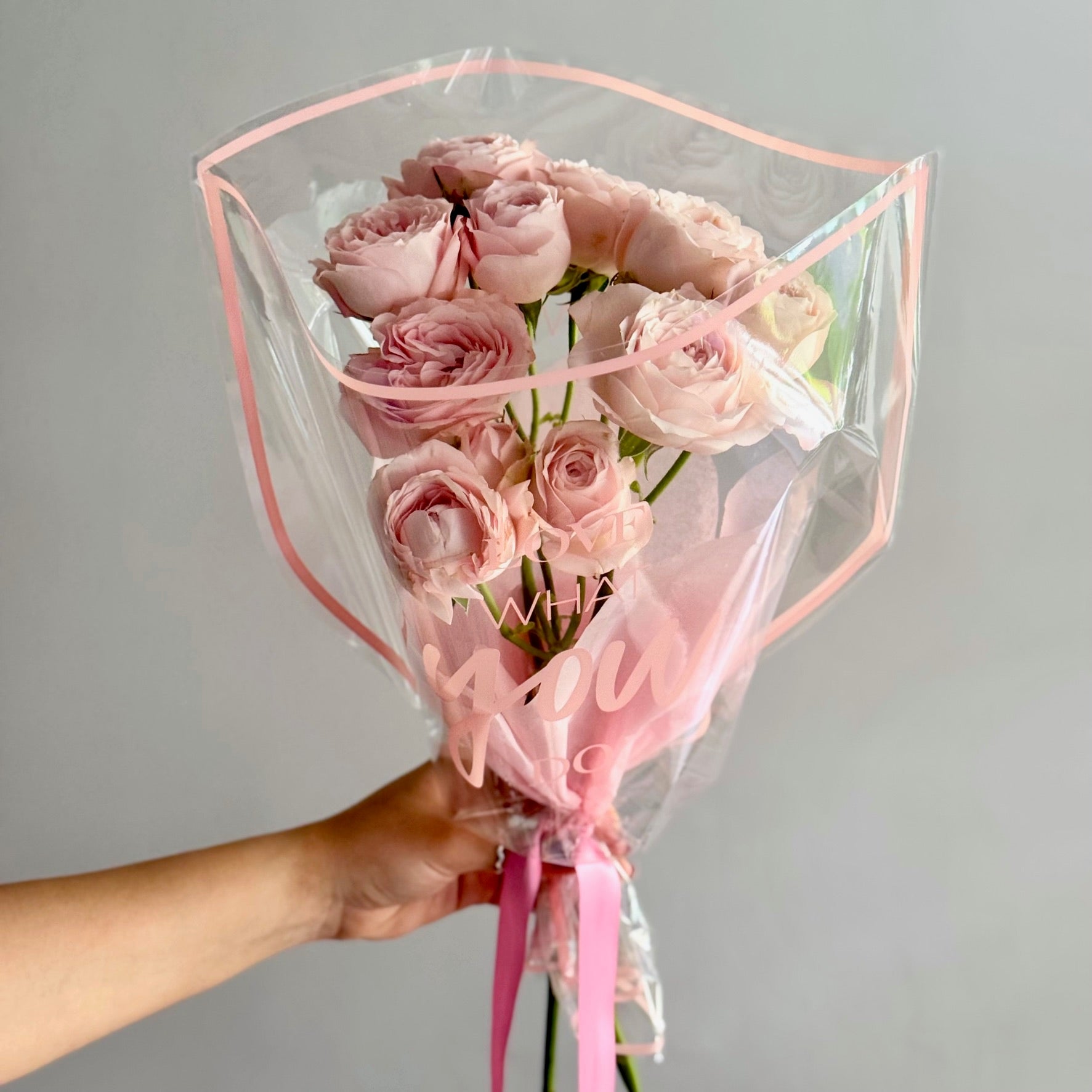 Buchet Princess Fairy Kiss Mini cu trandafiri spray roz pudrat, Roses & More