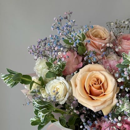 Buchet de flori detaliu trandafiri mix roses and more