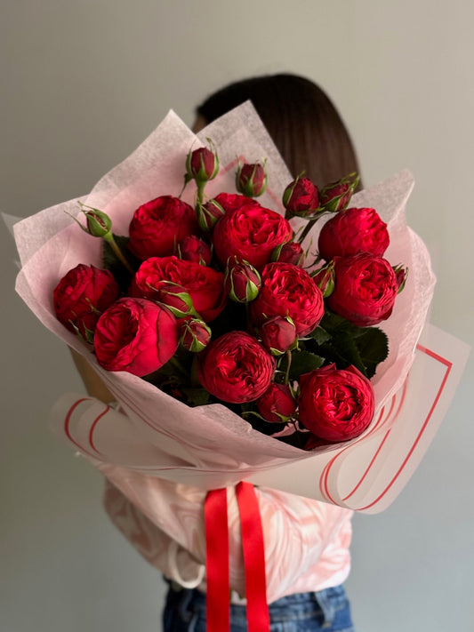 Buchet cu trandafiri de grădină roșii