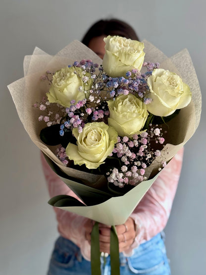 Buchet clasic alb cu textură delicată – Roses & More