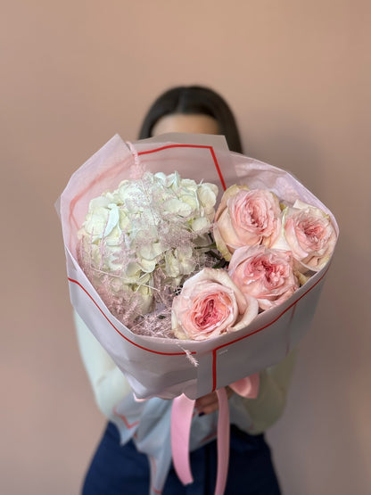 Aranjament floral soft și romantic cu flori în tonuri de roz cald, Roses & More