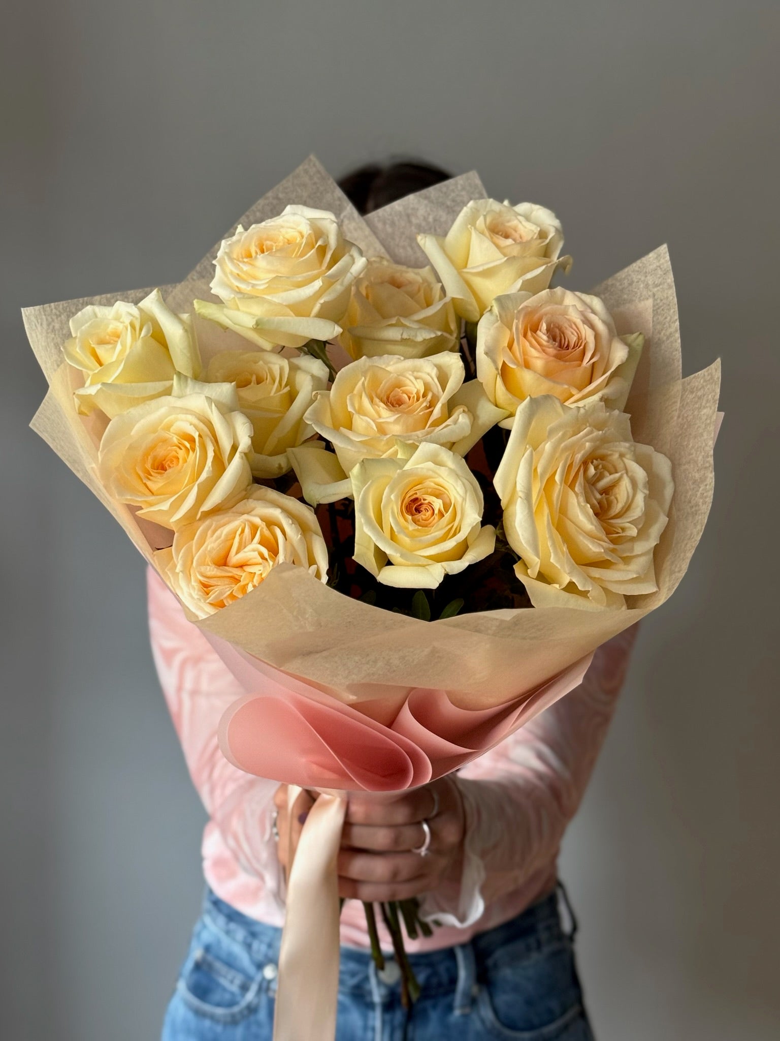 Textură bogată și nuanțe calde – detaliu trandafiri Maya, Roses & More
