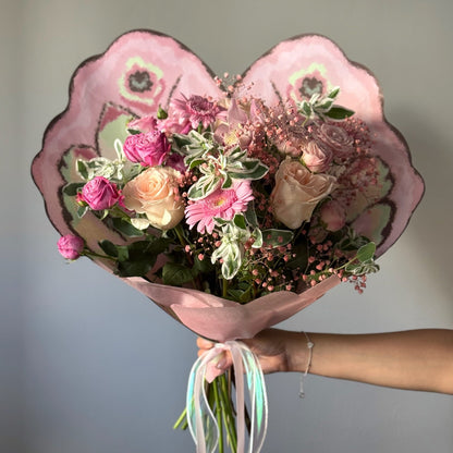 Buchet cu flori roz și verdeață fină in ambalaj in forma de fluture