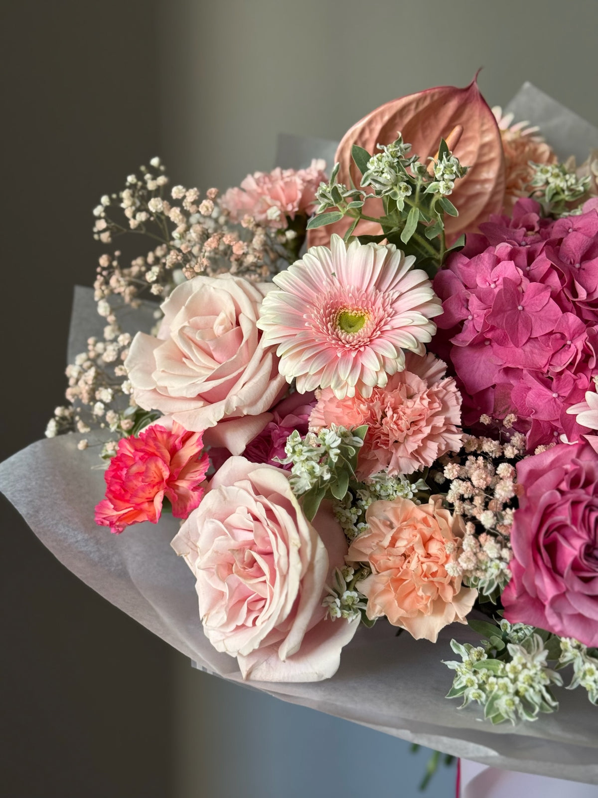 Rosy Mood buchet delicat în nuanțe de roz pastel cu anthurium