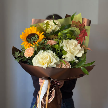     Buchet de toamnă Rustic Spice cu trandafiri albi și floarea soarelui.