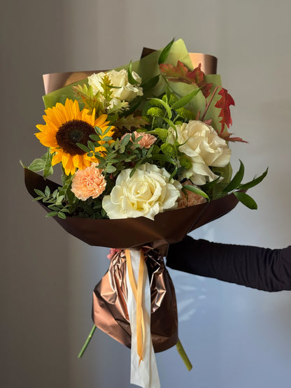    Buchet Rustic Spice cu crizanteme și frunze arămii în nuanțe de toamnă.
