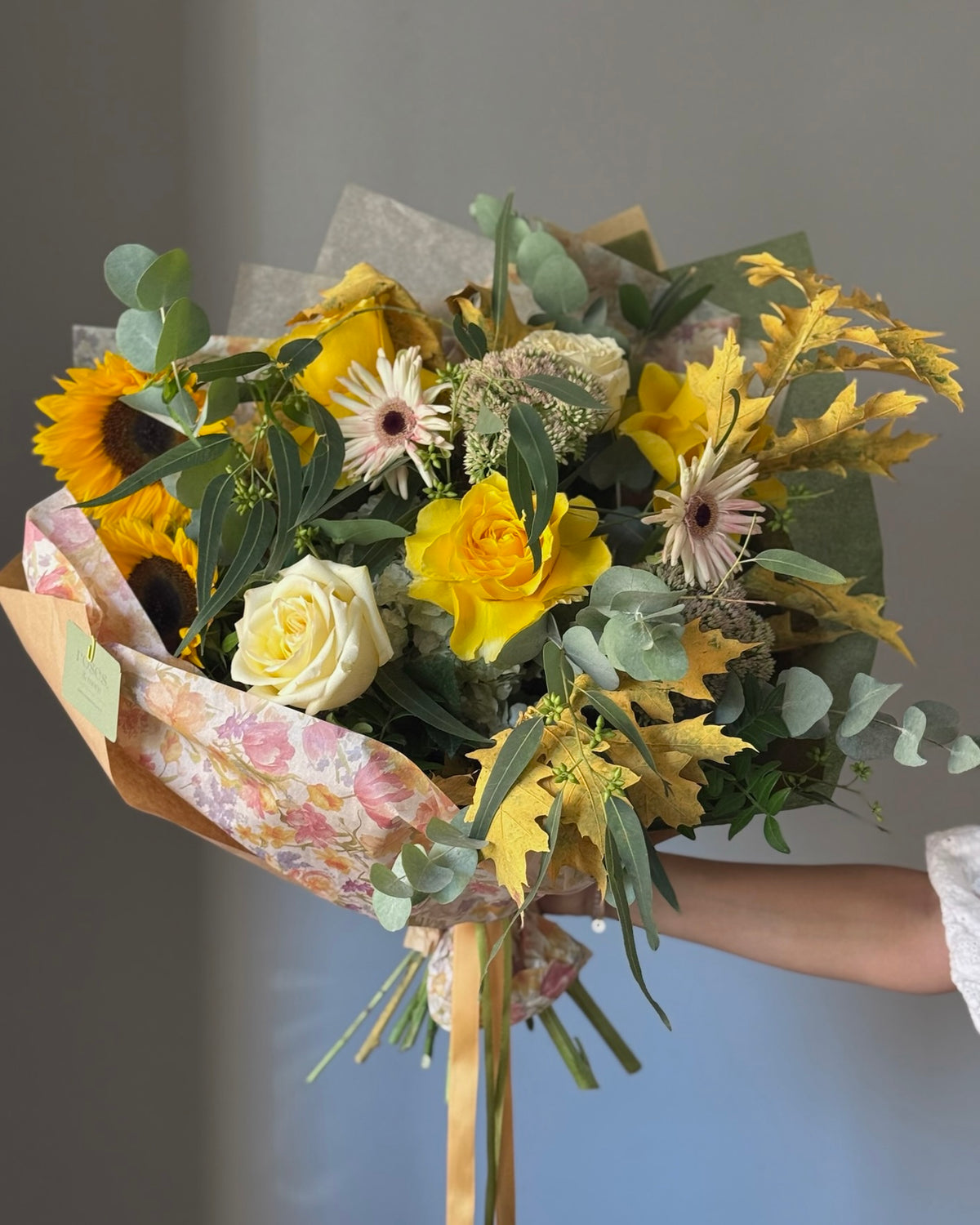 Buchet în culori de toamnă, cu flori bogate și ambalaj special