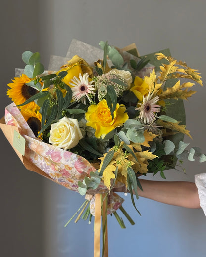 Buchet în culori de toamnă, cu flori bogate și ambalaj special